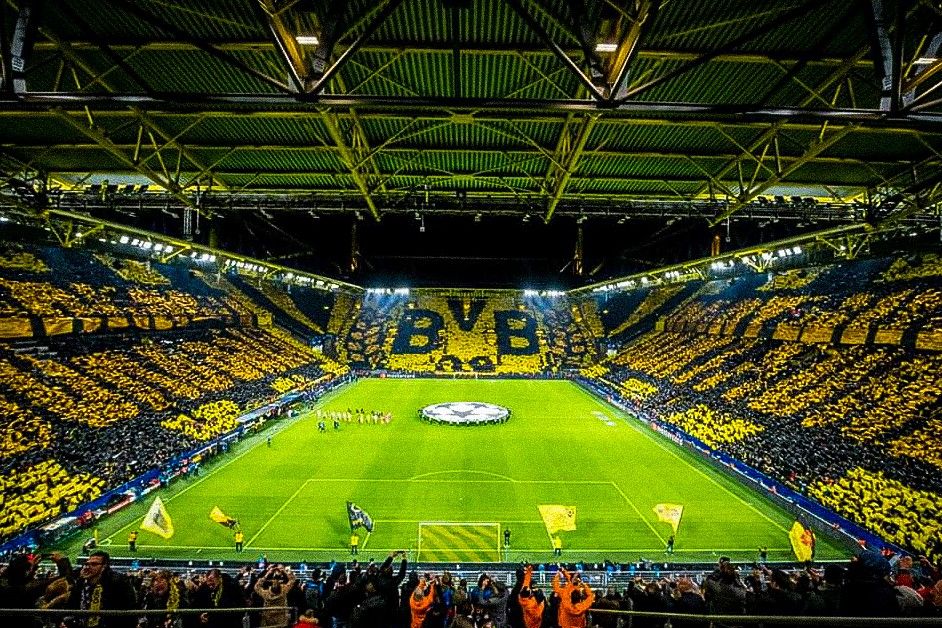 La Muralla Amarilla de Dortmund vibrando durante un partido del BVB